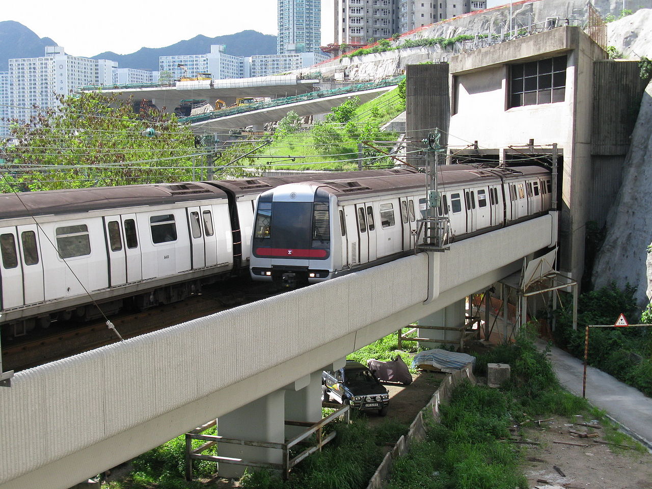觀塘線列車正離開隧道，在架空軌道上前往九龍灣站