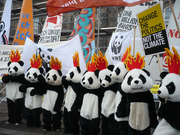 各地都有要求政府改變氣候政策的遊行