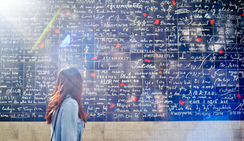 巴黎的愛之牆寫滿了不同語言的我愛你。