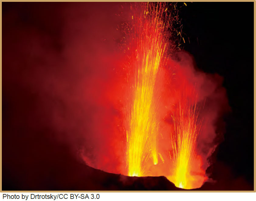 位於意大利的斯特龍博利火山島噴發熔岩泉