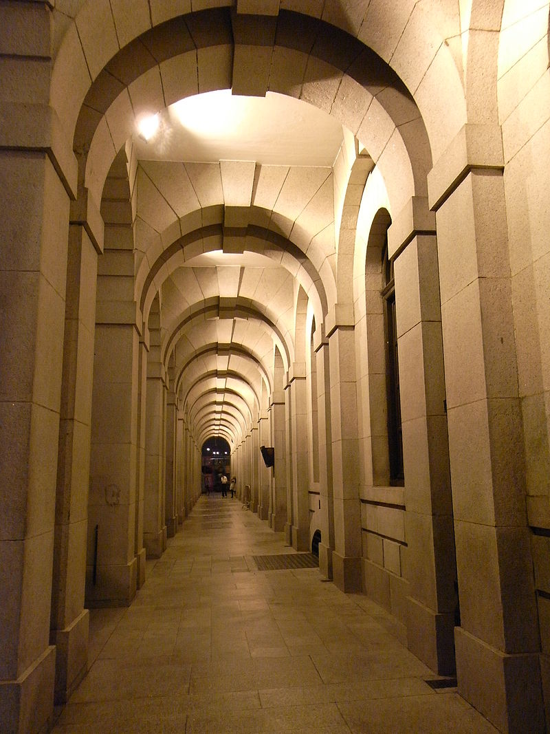 前立法會大樓地面的柱廊
