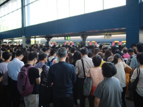 hk_crowd_280.jpg